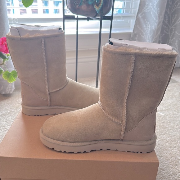 UGG Classic Short ll - Picture 5 of 8